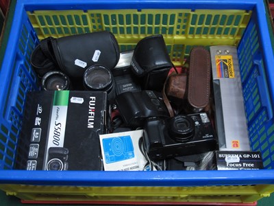 Lot 1041 - Cameras to include a boxed Fujifilm Finepix...