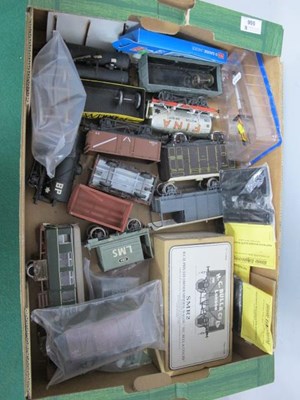 Lot 556 - Sixteen Items of Kit Built Plastic Based 'O'...