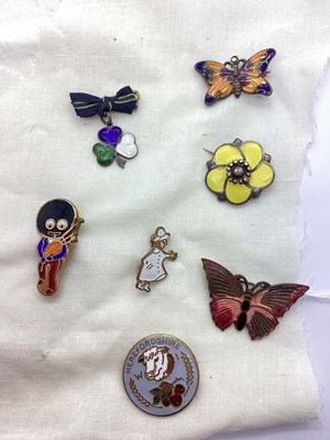 Lot 106 - An Assortment of Vintage Enamel Brooches, to...