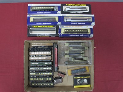 Lot 711 - Twenty-Six Items of 'N' Gauge Boxed and Loose...