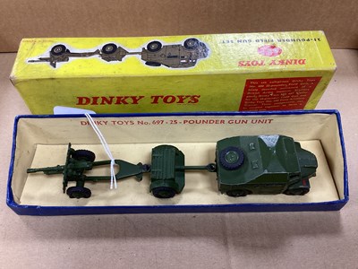 Lot 869 - Dinky Toys Set No 697 - 25 Pounder Field Gun,...