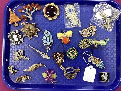 Lot 121 - An Assortment of Modern Costume Brooches, to...