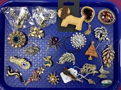 Lot 119 - An Assortment of Modern Costume Brooches, to...