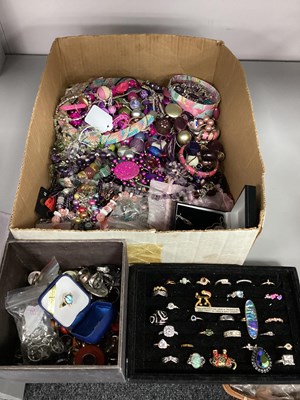 Lot 186 - An Assortment of Modern Costume Jewellery, in...