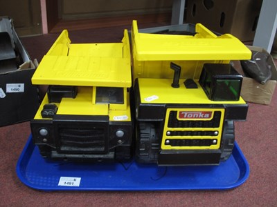 Lot 1491 - A yellow Tonka dumpster truck, 24cm h together...