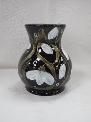 Lot 1336 - Anita Harris 'Snowdrop Trojan' Vase, gold...