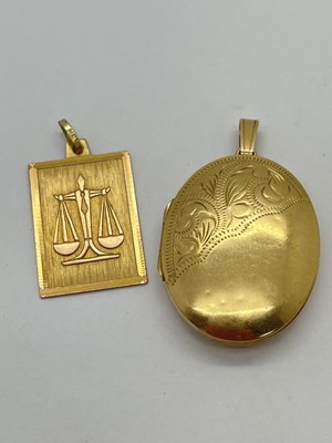 Lot 57 - A 9ct Gold Oval Locket Pendant, foliate...