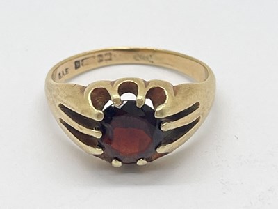 Lot 33 - A Gents 9ct Gold Garnet Single Stone Ring,...