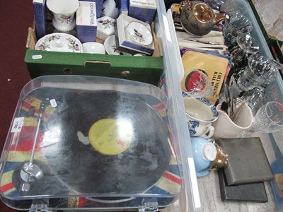 Lot 1100 - 45RPM Singles, record player, Doulton and...