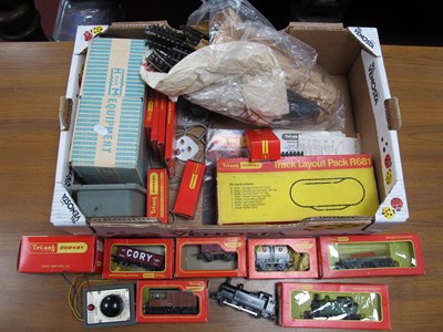 Lot 431 - A Quantity of Triang 'OO' Gauge/4mm Items,...