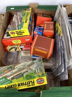 Lot 322 - A Quantity of British Outline Lineside Kits...