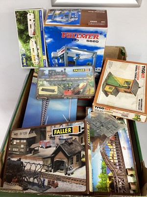 Lot 330 - A Quantity of Continental HO Scale Plastic...