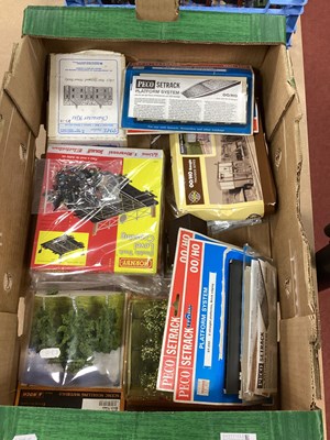 Lot 395 - A Quantity of OO/HO Gauge Scenic Accessories...