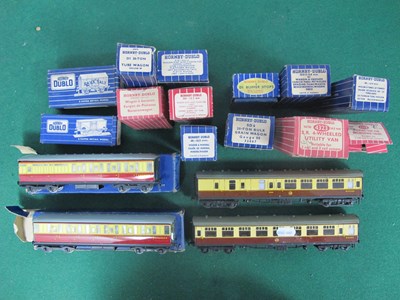 Lot 555 - Fourteen Items of Hornby Dublo Boxed Two and...