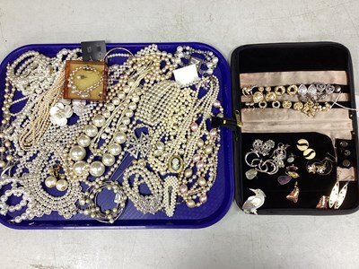 Lot 125 - An Assortment of Imitation Pearl Bead...