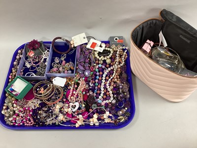 Lot 109 - An Assortment of Modern Costume Jewellery, in...