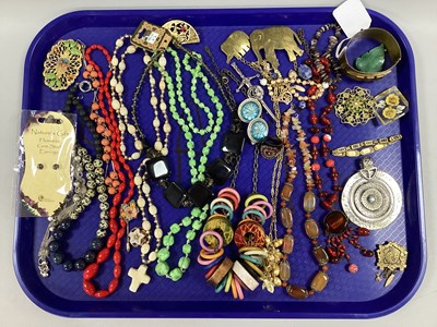 Lot 154 - An Assortment of Vintage and Later Jewellery,...