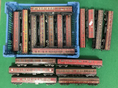 Lot 634 - Approximately Eighteen OO Gauge coaches by...