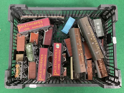 Lot 585 - Approximately Twenty-Five 00 gauge wagons by...