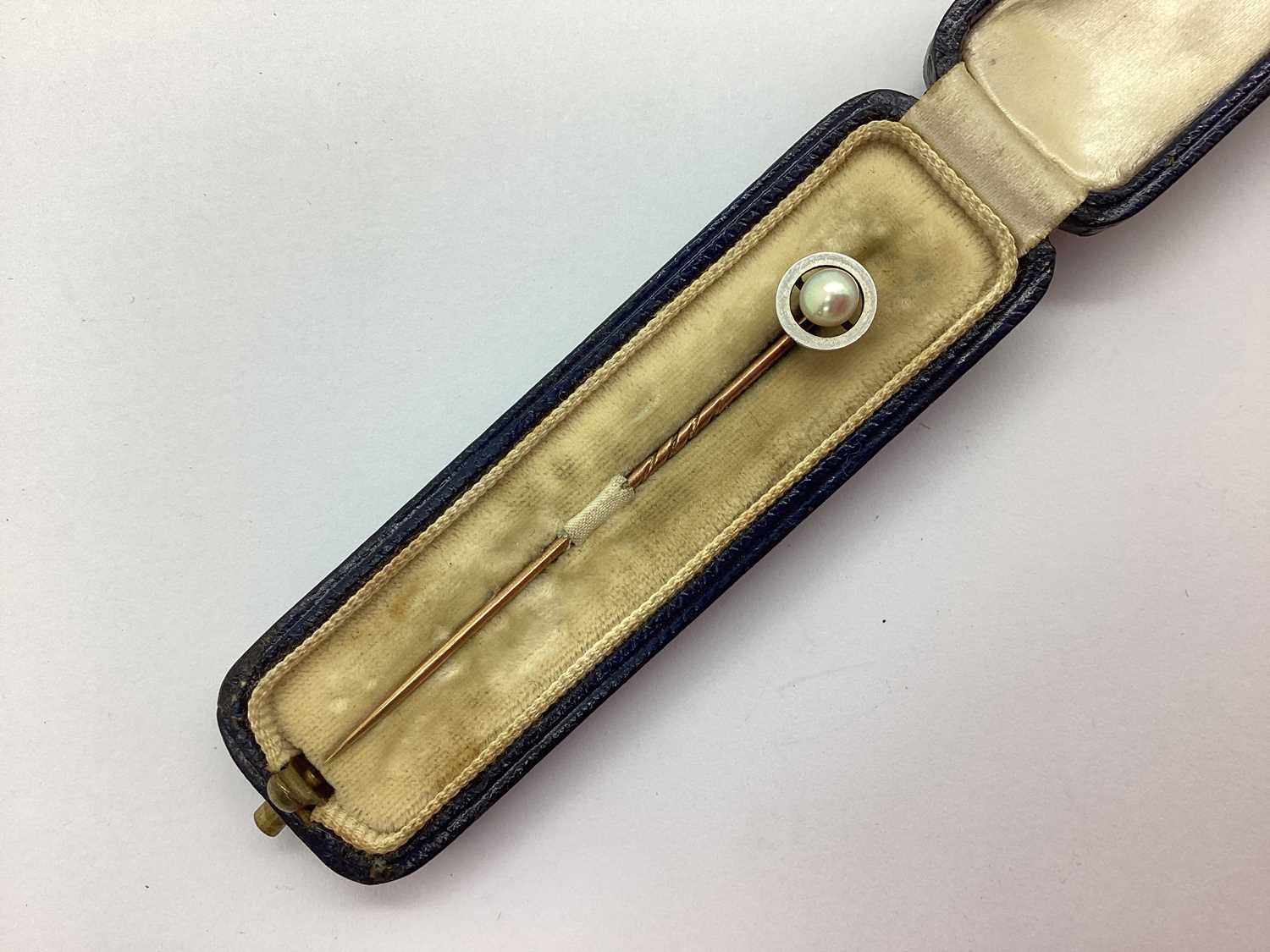 Lot 150 - An Edwardian Pearl Set Stickpin, plain...