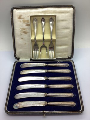 Lot 1 - A Set of Six Hallmarked Silver Handled Tea...