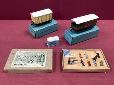 Lot 887 - Two 1948 Hornby Dublo Wagons - A SR meat van...