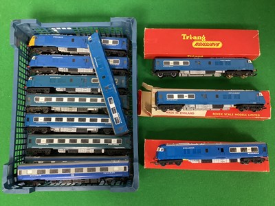 Lot 735 - A Collection of Tri-ang OO Gauge/4mm "Blue...