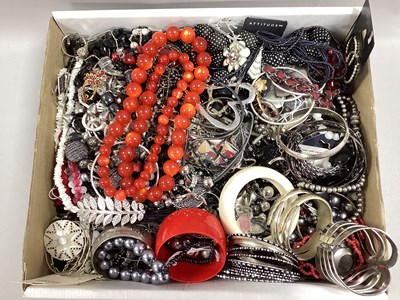 Lot 115 - Assorted Modern Costume Jewellery, in hues of...