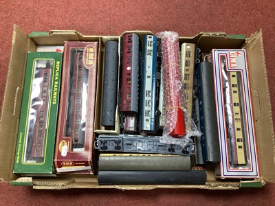 Lot 606 - Twenty-Four OO Gauge/4mm Unboxed/Boxed MKI...