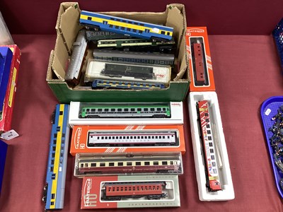 Lot 781 - Twenty HO Gauge Continental Outline Coaches,...