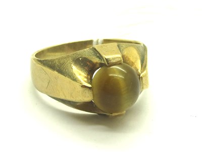 Lot 240 - A 9ct Gold Cabochon Cat's Eye Gemstone Ring,...