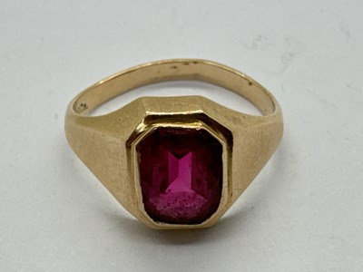 Lot 88 - A Single Stone Signet Ring, collet set to...