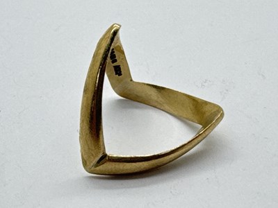 Lot 87 - A 9ct Gold Double Wishbone Ring, (finger size...