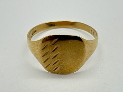 Lot 77 - A 9ct Gold Signet Ring, the vacant cushion...