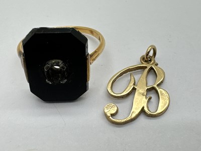 Lot 76 - An Antique Onyx Panel Mourning Ring, (centre...