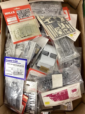 Lot 461 - A Quantity of OO Scale Model Railway Related...