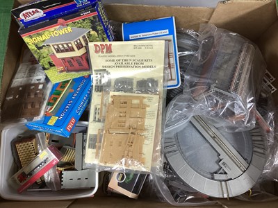 Lot 494 - A Quantity of N Gauge Lineside Accessories,...