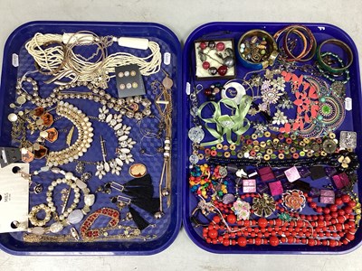 Lot 262 - An Assortment of Modern Costume Jewellery,...