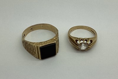 Lot 550 - A Gent's Signet Style Ring, (shank split) with...