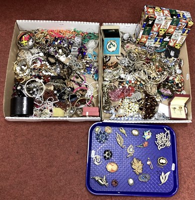 Lot 367 - A Mixed Lot of Assorted Costume Jewellery,...