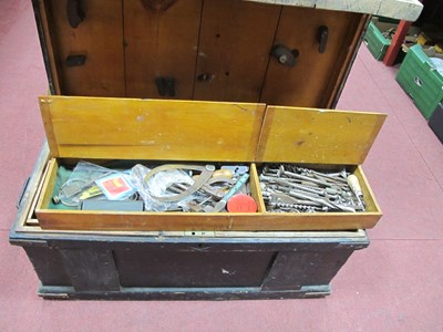 Lot 1098 - Tools - Box plane, Record plane, chisels,...