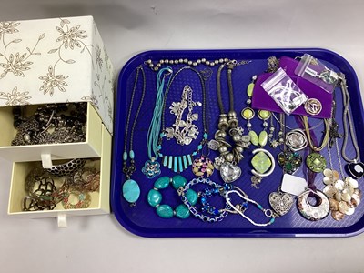 Lot 260 - An Assortment of Jewellery, to include...