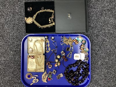 Lot 192 - An Assortment of Costume Jewellery, to include...