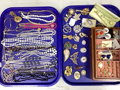 Lot 242 - An Assortment of Costume Jewellery, to include...