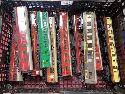 Lot 514 - Nine Hornby Dublo OO gauge 2 rail coaches,...