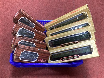 Lot 565 - Eight Boxed HO gauge German outline bogie...