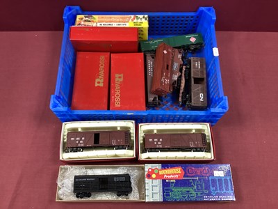 Lot 644 - Twelve HO scale American outline freight cars,...