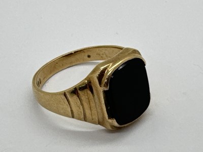 Lot 115 - A 9ct Gold Hardstone Inlaid Signet Ring, the...