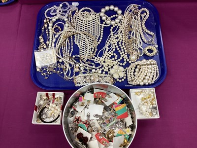 Lot 229 - An Assortment of Imitation Pearl Bead...