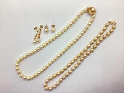 Lot 76 - A Freshwater Pearl Bead Necklace, to geometric...